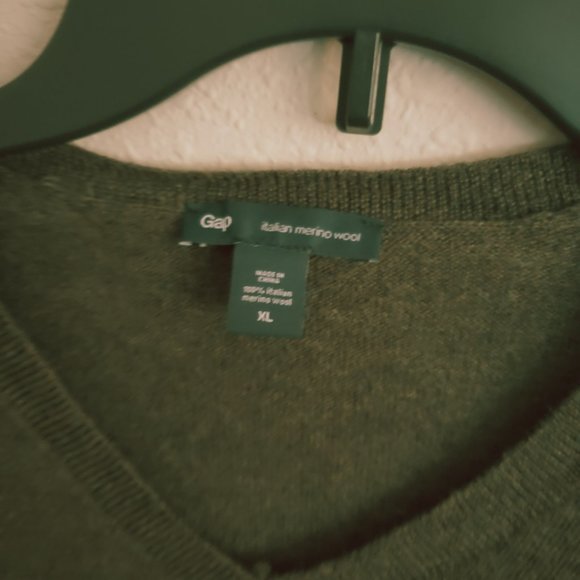 Men's Gap Italian Merino Wool long sleeve V neck sweeter, olive green. Size XL. - Picture 5 of 13